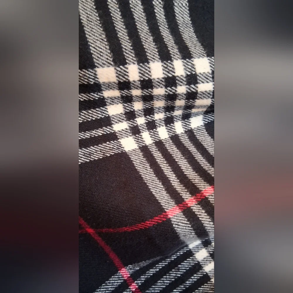 EUC Burberry Scottish Cashmere Black & White Nova Plaid Causal Unisex Scarf Wrap